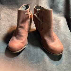 CATERPILLAR Sz 6.5 CAT Zipper Vlosure Stacked Heel Ankle Boots
